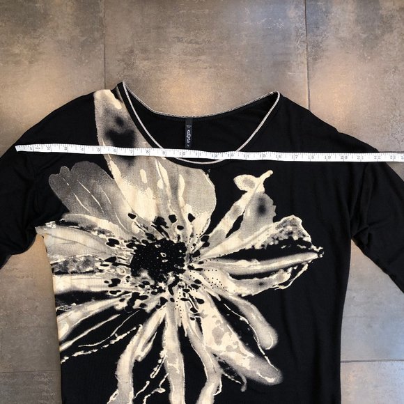 3/4 sleeve top with flower design NWOT - Picture 7 of 9